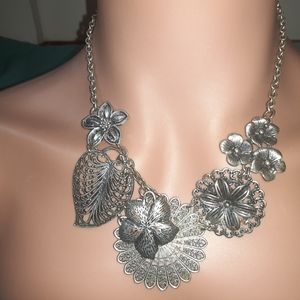 VINTAGE Premier Designs Charming Charlie Silver Tone Floral Statement Necklace